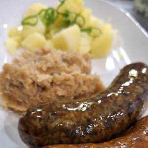 Hurka, párolt káposzta, tört krumpli